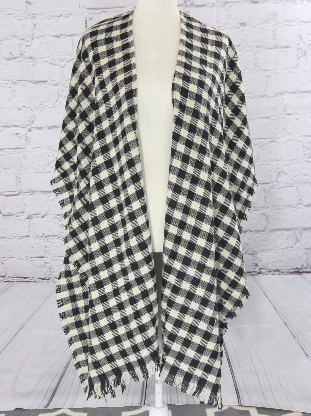 Light and comfy checkered kimono with decorative frill